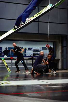 Techniktraining der Skispringer im Windkanal (Foto: IAT/Patrice Marker)