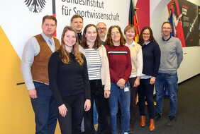 Wissensmanagement-Teams von IAT und BISp beim Arbeitstreffen in Bonn, März 2025. Dr. Daniel Lange, Bente Nittka, Martin Marhold, Kim Peter, Thorsten Ziebarth, Kerstin Henschel, Ruth Lütkehermölle, Tina Holzbach, Dr. Robin Streppelhoff (v.l.n.r.) (Foto: BISp)