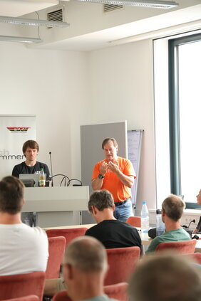 Wissenschaftler und Trainer beim Vortrag