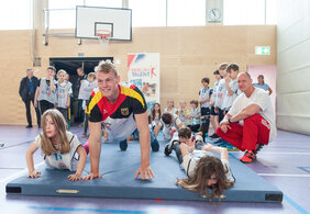 Marcus Groß (M), Doppel-Olympiasieger im Kajak am Sportaktionstag Sport macht Schule in der Reinhardswald-Grundschule (Foto: picture alliance, Christophe Gateau, dpa)