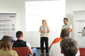 Eine Sportlerin und der Sportdirektor im Gespräch