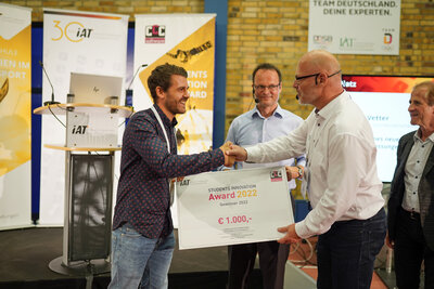 Preisübergabe Students Innovation Award an Sebastian Vetter, Universität Leipzig (Quelle: IAT)