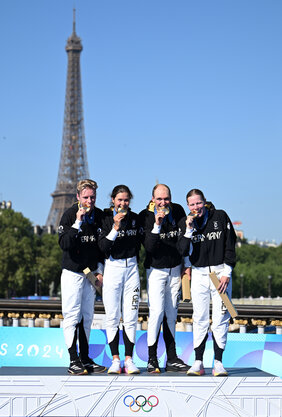 Deutsche Triathlon Mixed-Staffel (Tim Hellwig, Lasse Lührs, Laura Lindemann und Lisa Tertsch) gewinnt Gold in Paris. (Foto: picture alliance / Xinhua News Agency | He Canling)