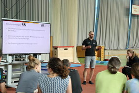 Trainingswissenschaftler begrüßt Teilnehmer zum Praxisworkshop