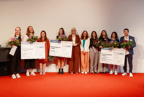 Preisträgerinnen und Preisträger des FeMaLe-Forschungspreises mit der Staatsministerin für Sport und Ehrenamt Dr. Christiane Schenderlein und BISp-Direktorin Andrea Schumacher (Foto: BISp/ Patrice Marker)
