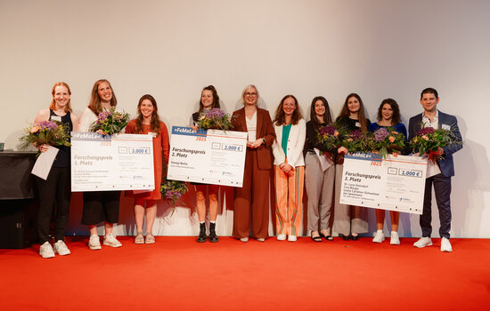Preisträgerinnen und Preisträger des FeMaLe-Forschungspreises mit der Staatsministerin für Sport und Ehrenamt Dr. Christiane Schenderlein und BISp-Direktorin Andrea Schumacher (Foto: BISp/ Patrice Marker)